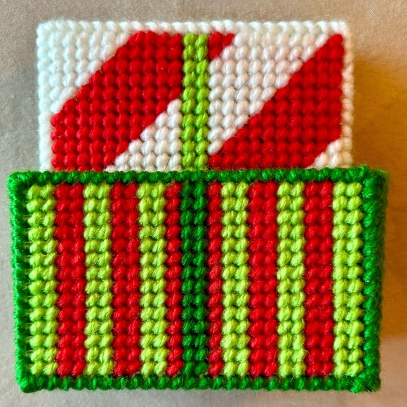New Handmade Christmas Yarn & Needlepoint set of 6 Coasters in Holder. Vintage - Picture 2 of 13